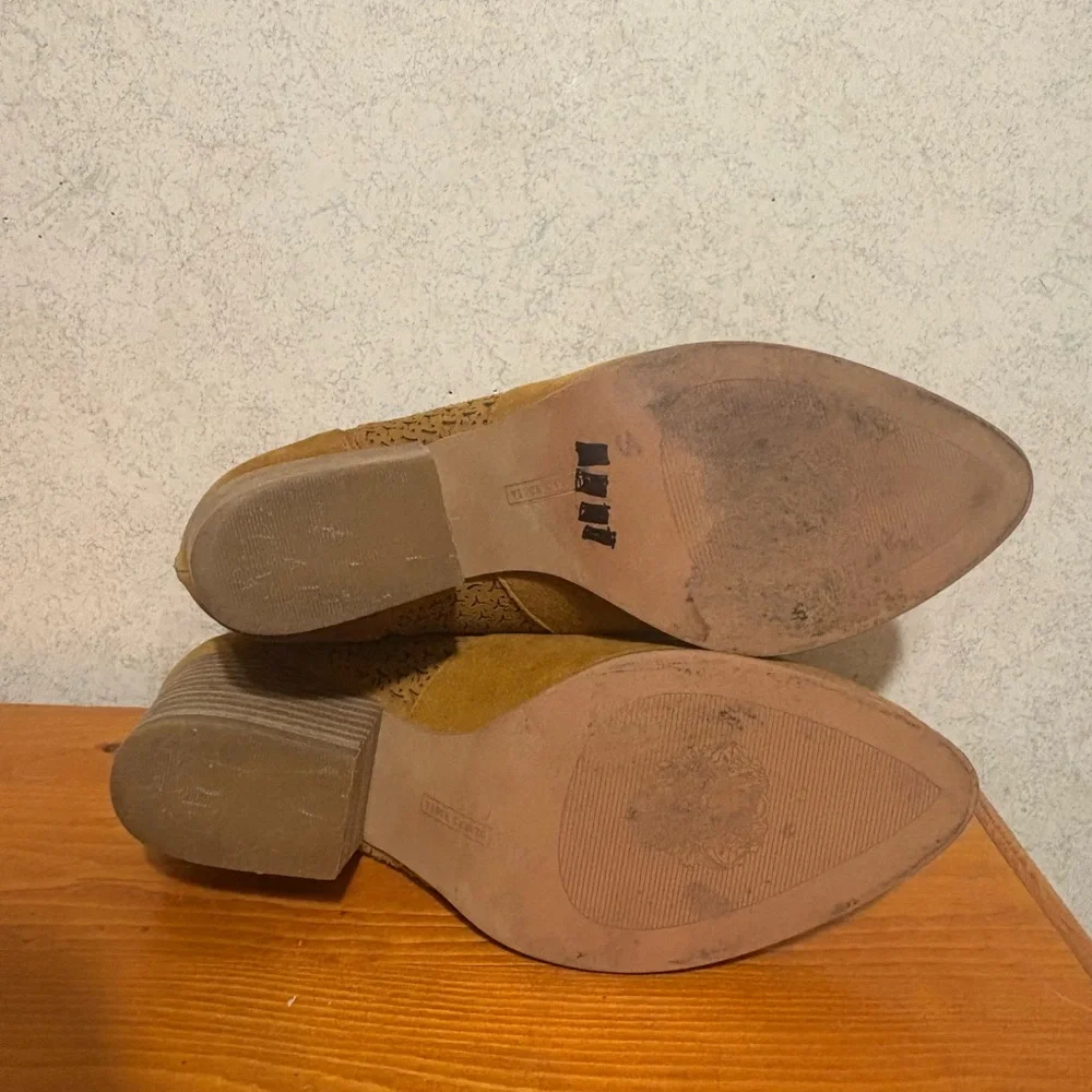 Vince Camuto Norva Women's Tan Suede Ankle Boots Booties Size 7.5